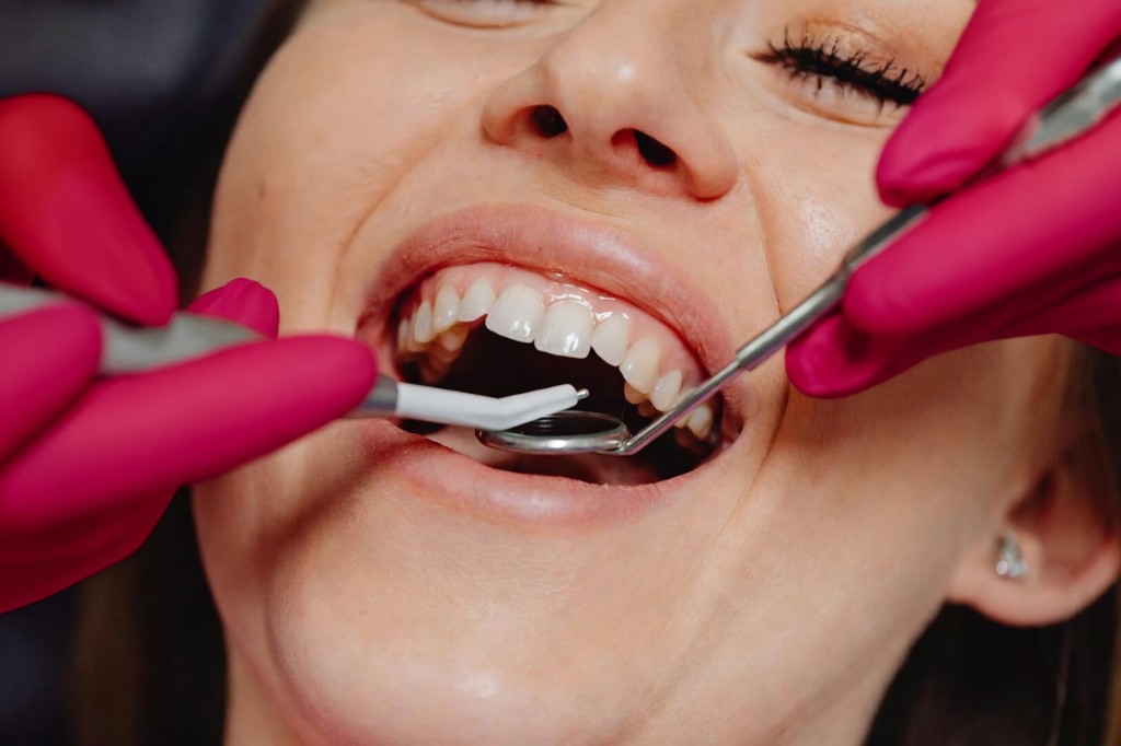 Осмотр зубов и улыбка пациента